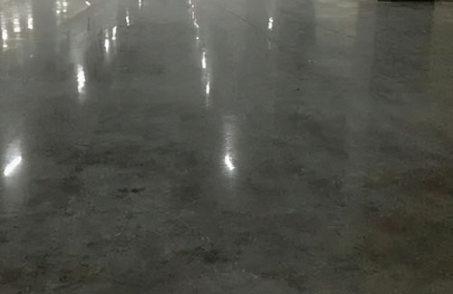 廈門固化劑地坪比普通地坪更防滑更安全嗎？